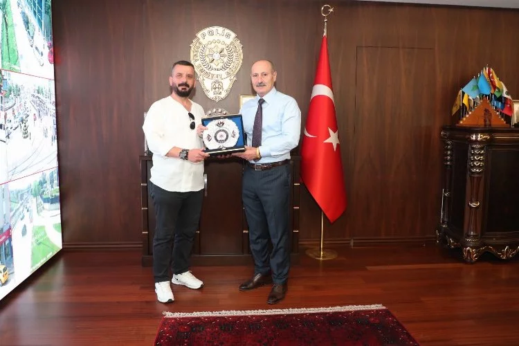 Bursa'da çay içerken şüpheliyi yakalamıştı: Emniyet Müdürü'nden ödül!
