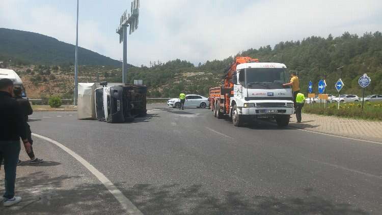 Virajı alamayan kamyonet yan yattı: 2 kişi yaralandı!-Bursa Hayat Gazetesi-2