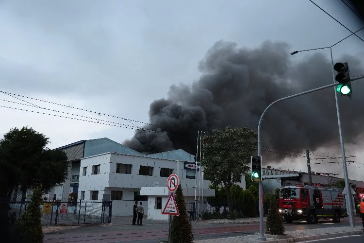 İzmir'de yangın: Başka fabrikaya sıçradı!
