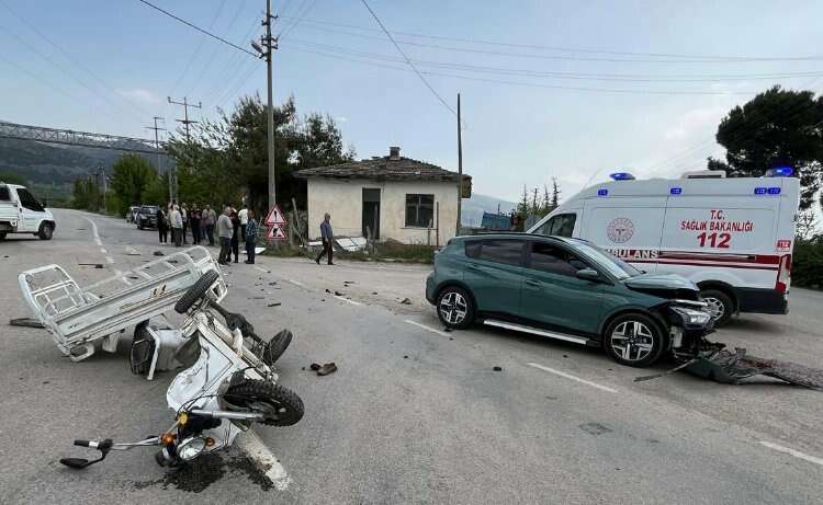 Tokat'ta feci kaza: Tarım aracı ile otomobil çarpıştı!-Bursa Hayat Gazetesi-2