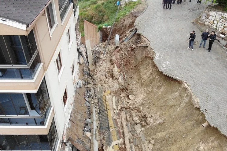 Bursa'da istinat duvarı çöktü: Havadan görüntülendi!
