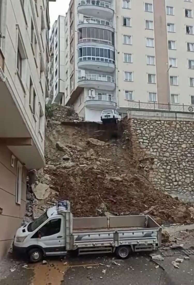 Bursa'da uçurumun kenarındaki otomobiller böyle kurtarıldı!  Bursa Hayat Gazetesi -2