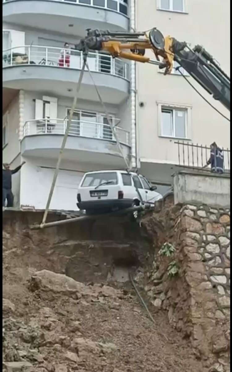 Bursa'da uçurumun kenarındaki otomobiller böyle kurtarıldı!  Bursa Hayat Gazetesi -3