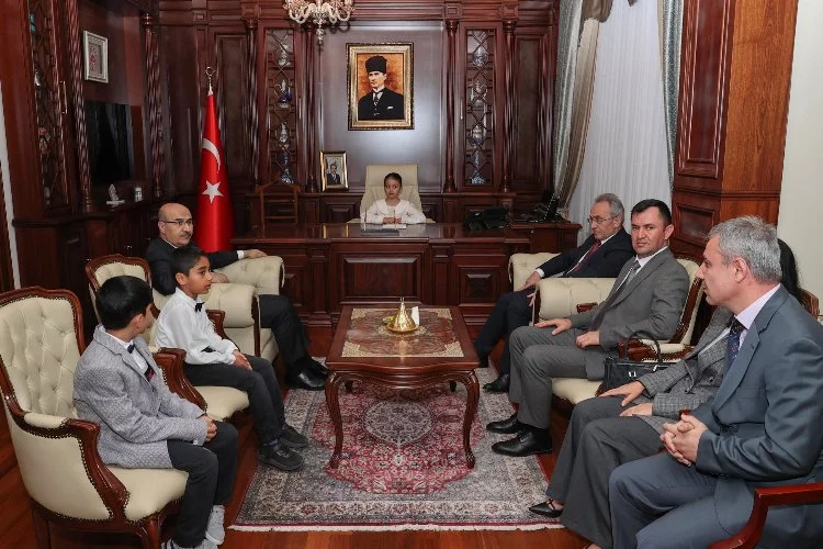 Bursa Valisi koltuğunu 23 Nisan'da çocuklara bıraktı