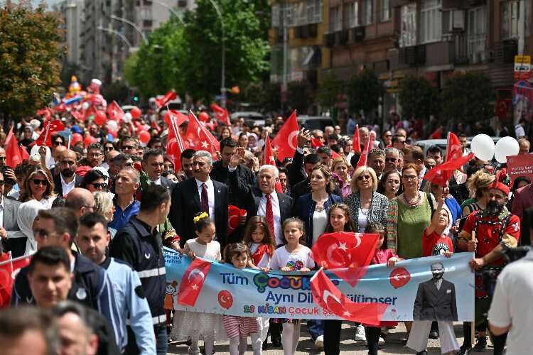 Bursa'da 23 Nisan coşkusu: Çocuk Şenliği'nde renkli etkinlikler-Bursa Hayat Gazetesi-4