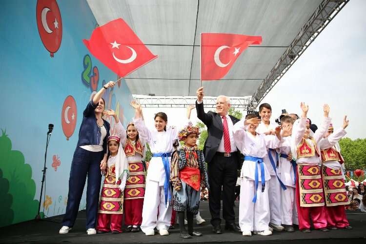 Bursa'da 23 Nisan coşkusu: Çocuk Şenliği'nde renkli etkinlikler-Bursa Hayat Gazetesi-2