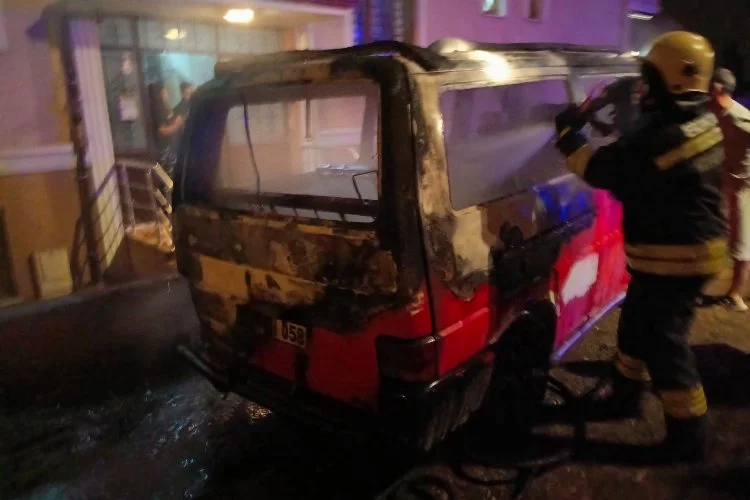 Erzincan'da park halindeki araç yangında küle döndü