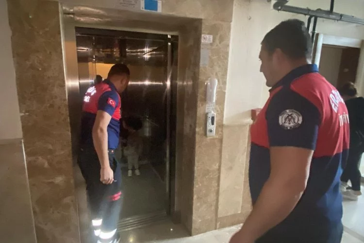 Asansörde mahsur kalan anne ve çocuğu kurtarıldı