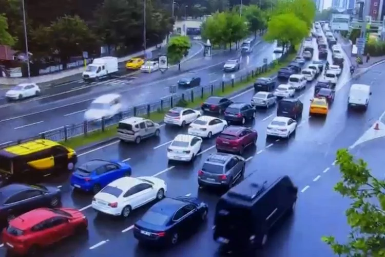 Beşiktaş'ta 7 araç birbirine girdi: Araç karşı yöne böyle geçti!