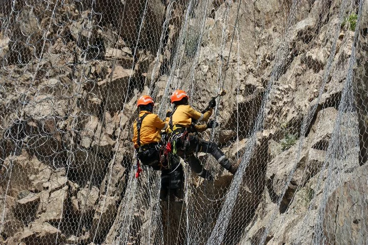Dağ ve yamaçlar çelik ağlarla kafese alınıyor