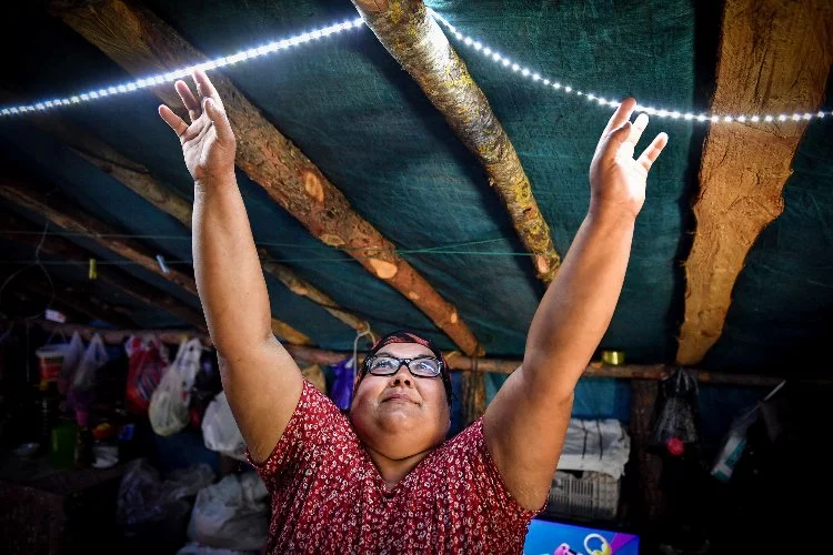 Çadırda yaşayan aile güneş paneli sayesinde elektriğe kavuştu
