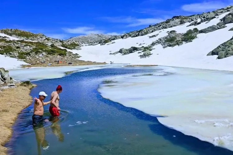 Bursa'da Uludağ'ın buz tutan gölünde yüzdüler