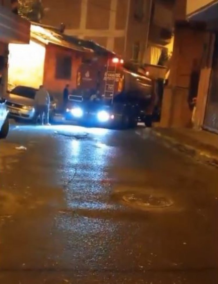Beyoğlu'nda yangın: Hatalı park yapan araçlar müdahaleyi zorlaştırdı!-Bursa Hayat Gazetesi-2