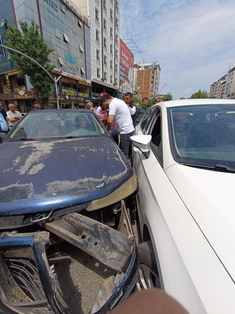 Trafik kazası gerginliğe dönüştü: Kadın sürücü hakaretler yağdırdı!-Bursa Hayat Gazetesi-2