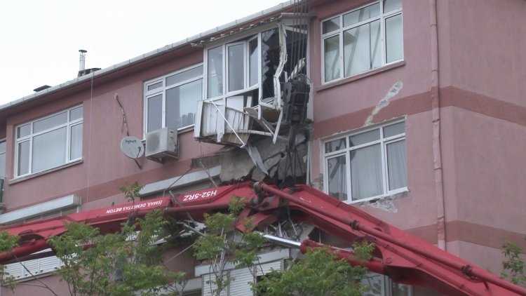 Üsküdar'da beton pompası devrildi: 2 balkon çöktü!-Bursa Hayat Gazetesi-3