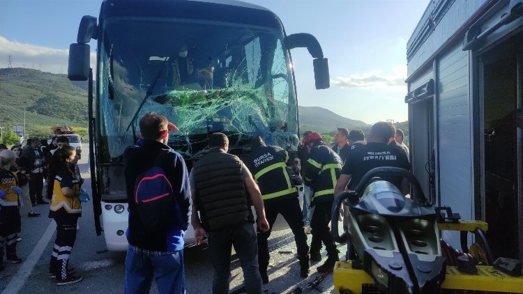 Bursa'da yolcu otobüsü TIR'a çarptı!-Bursa Hayat Gazetesi-2
