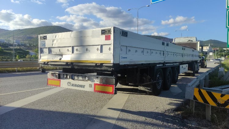 Bursa'da yolcu otobüsü TIR'a çarptı!-Bursa Hayat Gazetesi-3