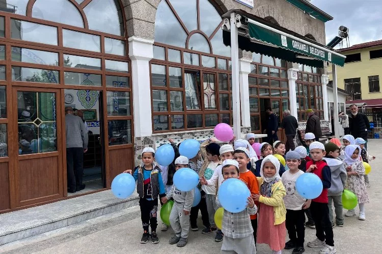 Bursa'da Kur'an kursunun minik öğrencileri ilk namazlarını kıldı