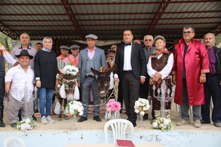 Antalya'da iki eşek evlendi! Bursa Hayat Gazetesi -2