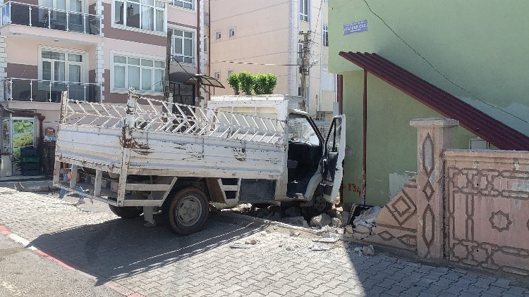 Kamyonet bahçe duvarına çarptı: 2 yaralı!-Bursa Hayat Gazetesi-2
