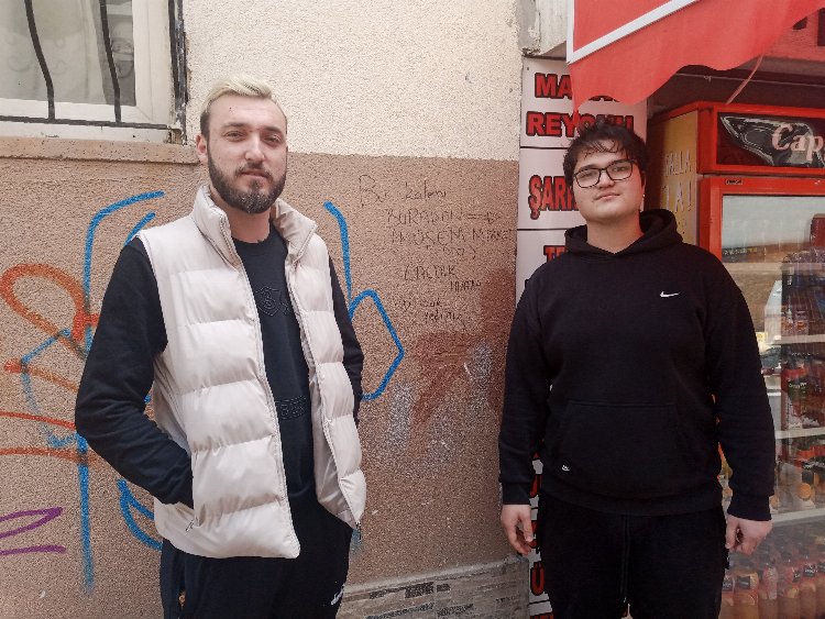Kalem çaldıkları bakkalın duvarına yazı yazarak dalga geçtiler!-Bursa Hayat Gazetesi-2
