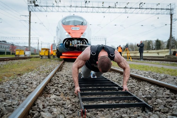 Rus atletten dünya rekoru! 650 tonluk treni çekti
