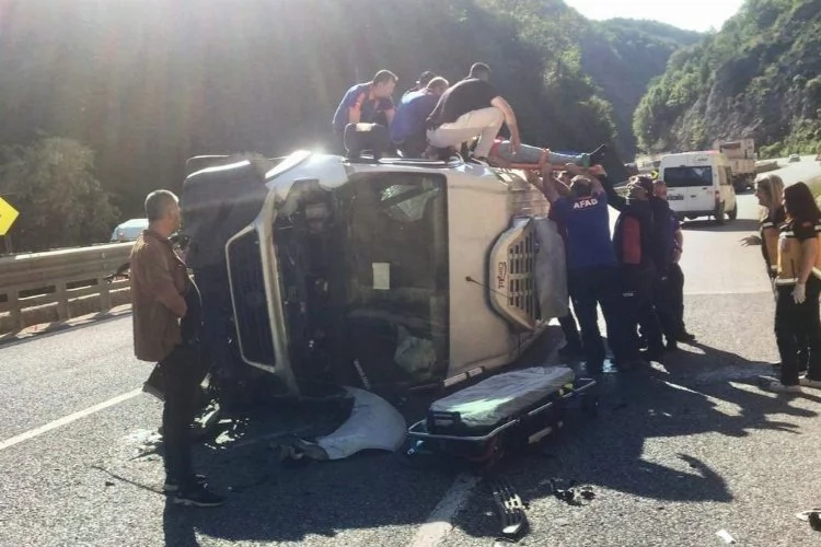 Bursa'da kaza sonucu araçta sıkışan sürücüyü AFAD kurtardı