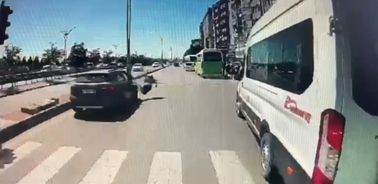Yaya geçidinde feci kaza: Otomobil böyle çarptı!-Bursa Hayat Gazetesi-3