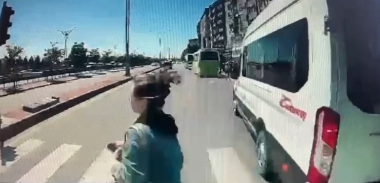Yaya geçidinde feci kaza: Otomobil böyle çarptı!-Bursa Hayat Gazetesi-2