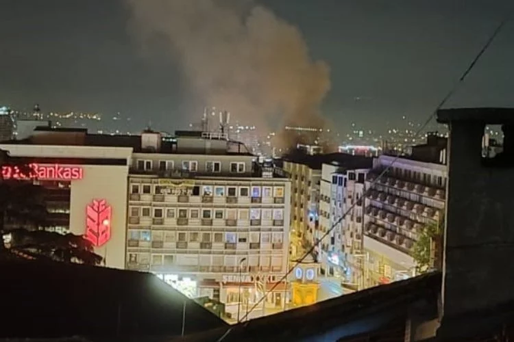 Bursa'da iş hanının çatı katında yangın