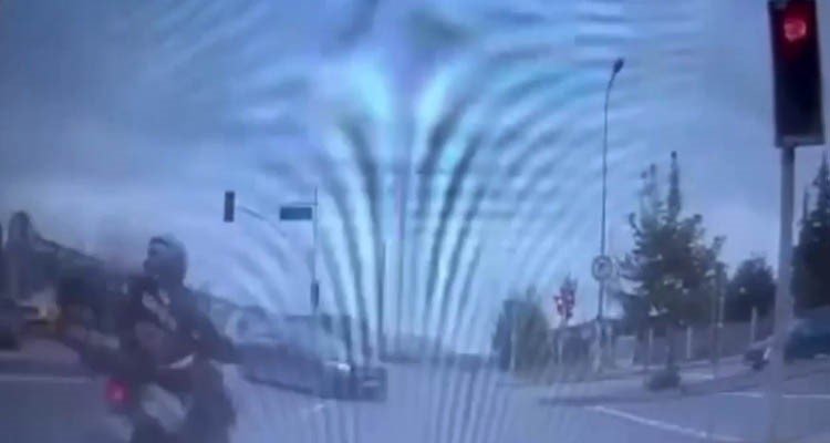 Işık ihlali yapan motosiklet otomobile çarptı!-Bursa Hayat Gazetesi-2
