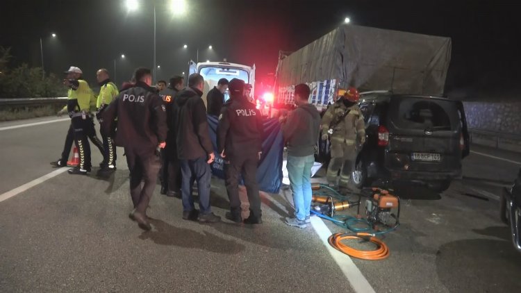 Bursa'da otomobil, TIR'a saplandı! 1 ölü Bursa Hayat Gazetesi -2