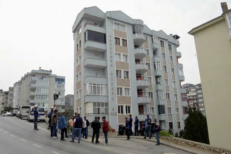Bursa'da tahliye kararı çıkan siteye giden görevlilerle aileler karşı karşıya kaldı