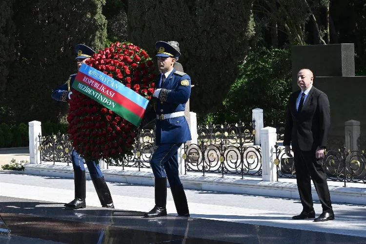 Haydar Aliyev, 101'inci doğum gününde kabri başında anıldı
