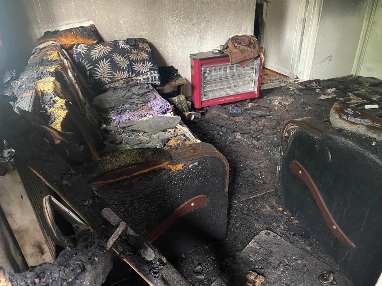 Manisa'da ev yangını: 1 yaralı-Bursa Hayat Gazetesi-2
