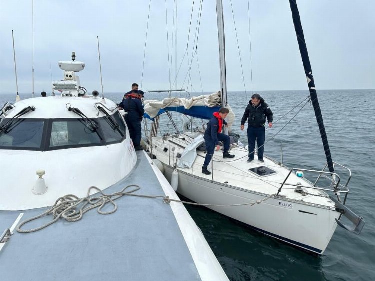 Yalova'da arızalanan tekne kurtarıldı!-Bursa Hayat Gazetesi-2