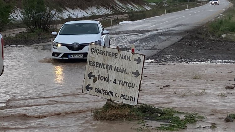 Ankara'da kuvvetli sağanakta yollar göle döndü - Bursa Hayat Gazetesi-3