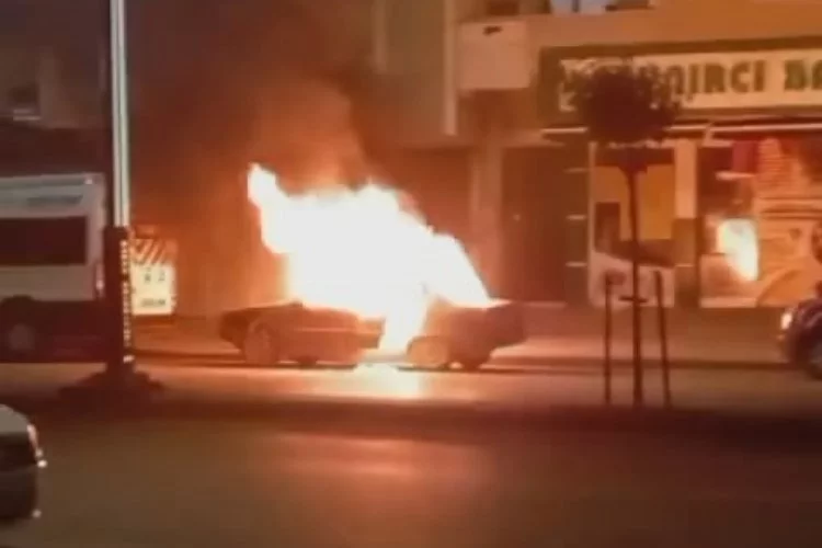 Bursa'da park halindeyken yandı, alevler servis aracına sıçradı