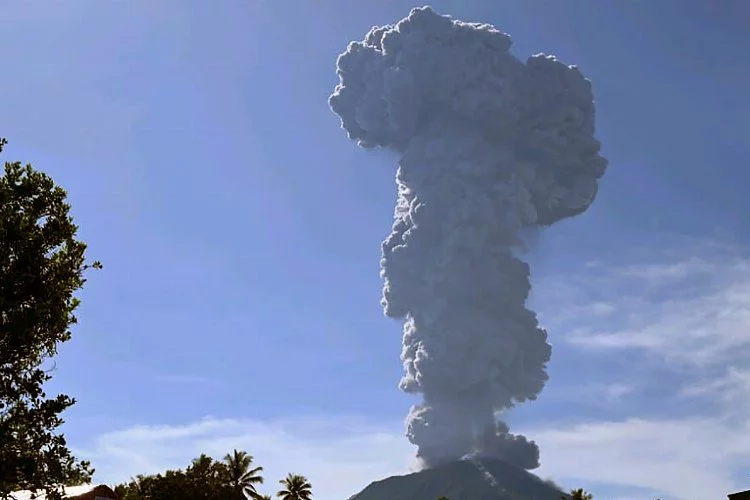 Endonezya'da yanardağ patlaması! 5 dakika boyunca kül ve duman püskürttü