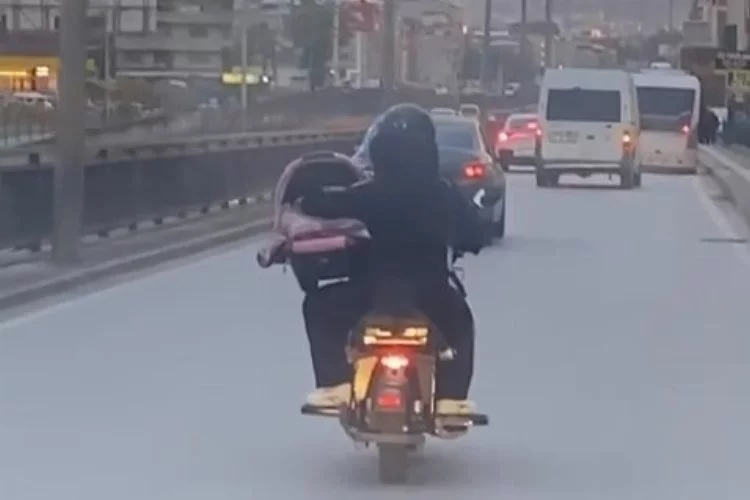 Bursa'da pes dedirten görüntü! Bebek pusetiyle motosiklete bindi