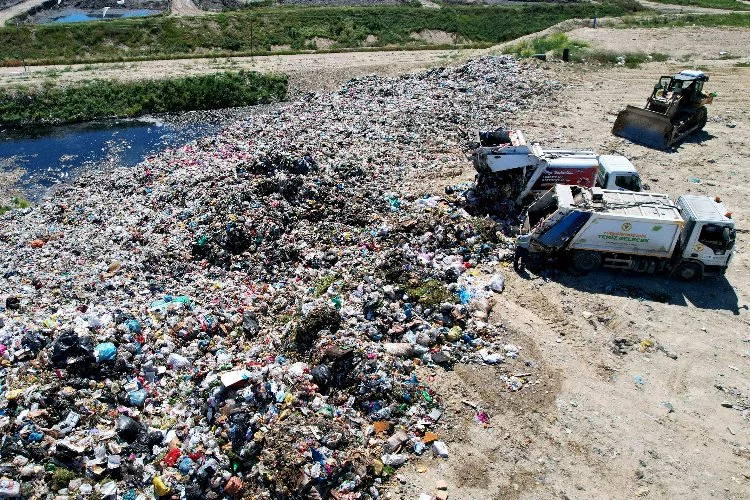 Adana'da 250 bin kişilik ilçede çöp isyanı