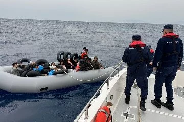 İzmir açıklarında 56 göçmen yakalandı