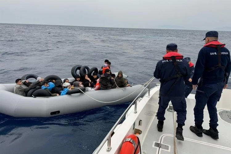 İzmir açıklarında 56 göçmen yakalandı
