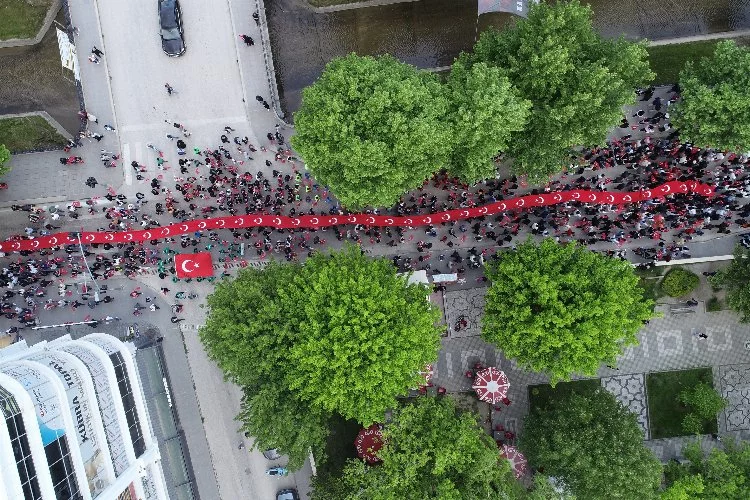 Binlerce kişi 1919 metrelik Türk bayrağıyla yürüdü!