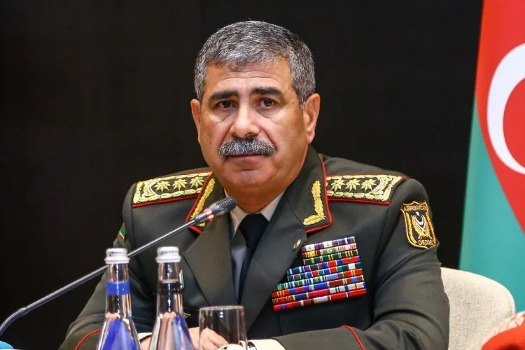 Azerbaycan Savunma Bakanı Hasanov, şehit askerler için başsağlığı diledi