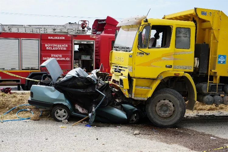 Balıkesir-İzmir yolunda feci kaza: 3 can kaybı, 1 yaralı!