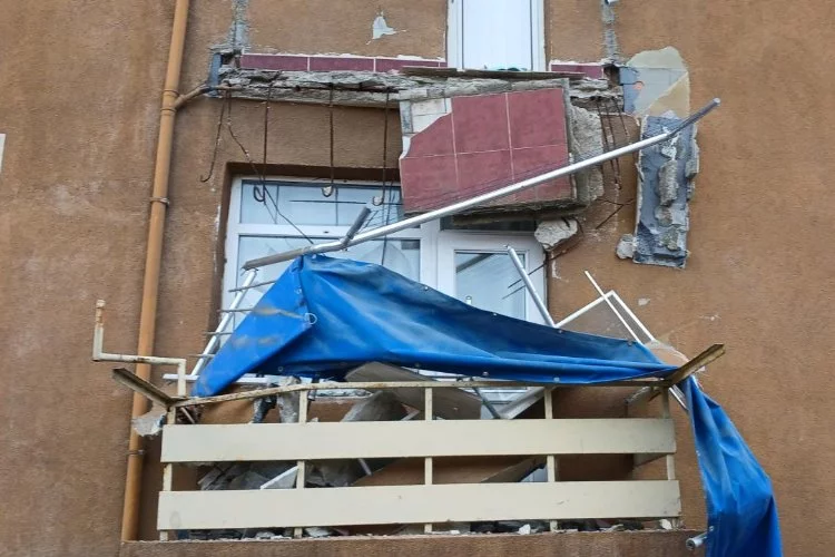 Balkonu çöken 36 dairenin bulunduğu 6 katlı bina tahliye edildi