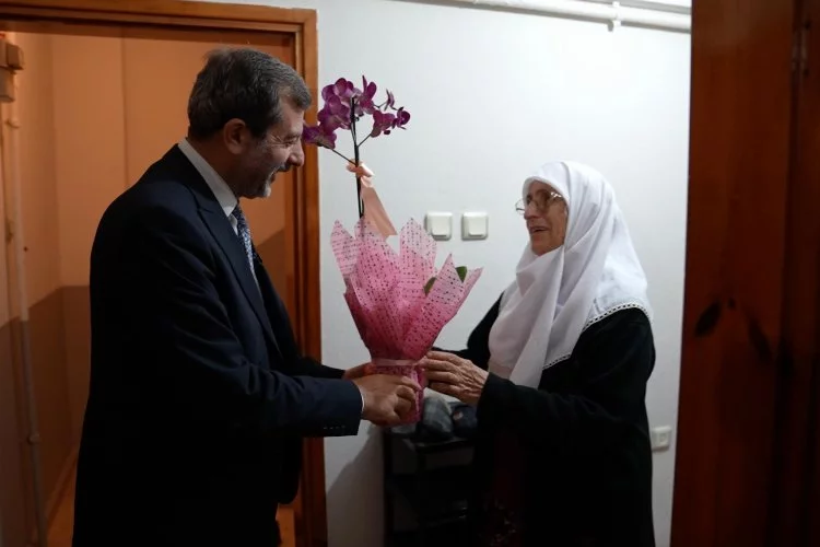 Başkan Işık tebrik çiçeklerini annelere iletti
