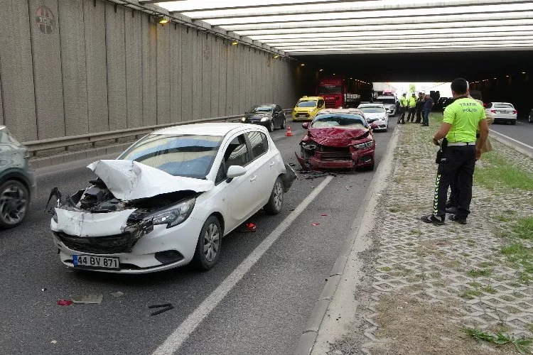 Beş aracın karıştığı zincirleme trafik kazası!