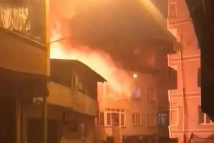 Beyoğlu'nda yangın: Hatalı park yapan araçlar müdahaleyi zorlaştırdı!